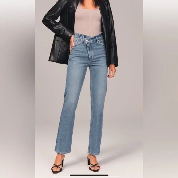 NWT Abercrombie 90s Straight Ultra High Rise Curve Love Cross Waist Jeans Short - Picture 1 of 8